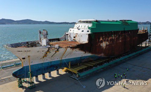 2014년 4월 16일, 그날 이후 7년(서울=연합뉴스) 세월호 참사 7주기를 이틀 앞둔 지난 14일 전남 목포시 목포신항에 세월호 선체가 세워져 있다. 2021.4.15.[연합뉴스 자료사진. 재판매 및 DB금지] photo@yna.co.kr