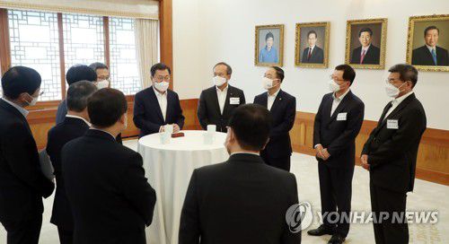 확대경제장관회의 환담하는 문 대통령(서울=연합뉴스) 최재구 기자 = 문재인 대통령이 15일 오후 청와대에서 열리는 확대경제장관회의에 앞서 참석자들과 환담하고 있다. 2021.4.15 jjaeck9@yna.co.kr