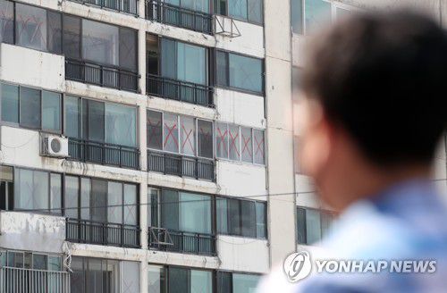 재건축 기대감에 상승폭 커진 서울 아파트값(서울=연합뉴스) 임헌정 기자 = 2·4 주택 공급대책 발표 이후 잠시 숨 고르기를 했던 서울 아파트값이 오세훈 서울시장 취임 후 다시 상승 폭을 키운 것으로 나타났다.
    부동산 규제 완화를 공약한 오 시장이 당선되자 재건축 규제 완화 등 기대감이 커지면서 재건축 단지가 집값 상승을 이끌었다는 분석이다. 
    사진은 이날 서울 강남구 청담동 재건축 단지인 홍실아파트. 2021.4.15 kane@yna.co.kr