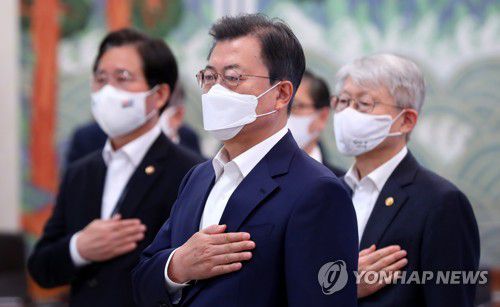 국기에 경례하는 문 대통령(서울=연합뉴스) 최재구 기자 = 문재인 대통령이 15일 오후 청와대에서 열린 확대경제장관회의에서 국민의례를 하고 있다. 2021.4.15 jjaeck9@yna.co.kr