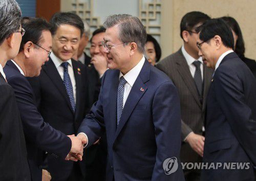 김부겸 장관과 악수하는 문 대통령(서울=연합뉴스) 황광모 기자 = 문재인 대통령이 19일 오전 청와대에서 열린 국무회의에서 김부겸 행정안전부 장관과 악수하고 있다. 2019.3.19 hkmpooh@yna.co.kr