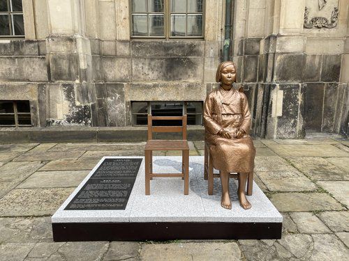 독일 드레스덴 평화의 소녀상(드레스덴=연합뉴스) 이 율 특파원 = 독일 국립박물관 중 처음으로 드레스덴 박물관 특별전시관 안뜰에 설치된 평화의 소녀상. 우선은 1년 기한으로 유지된다.
    독일 드레스덴 산하 민속박물관은 오는 16일부터 8월 1일까지 나치의 유대인 학살, 독일 제국의 아프리카 나미비아에서의 민족 막살, 터키의 아르메니아인 집단학살, 유고슬라비아의 전쟁범죄와 함께 일본군 위안부 피해 문제를 다루는 전시회를 연다.