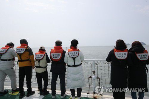 세월호 참사 해역 바라보는 유가족들(진도=연합뉴스) 천정인 기자 = 세월호 참사 7주기인 16일 오전 전남 진도군 조도면 병풍도 인근 세월호 참사 해역에서 유가족들이 선상추모식을 마치고 침몰 장소를 바라보고 있다. 2021.4.16 iny@yna.co.kr