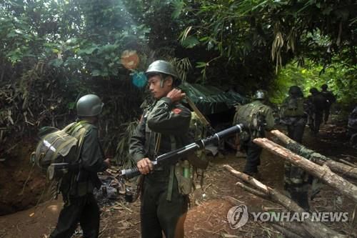 카친족 반군인 카친독립군(KIA) 병사들(자료사진)[AFP=연합뉴스]