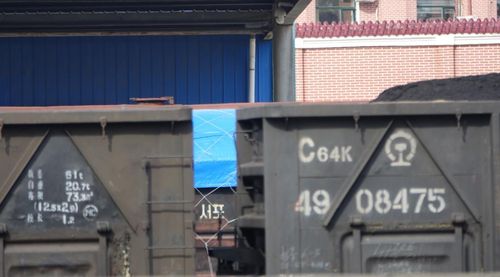 17일 중국 랴오닝성 단둥(丹東) 기차역 화물열차 칸에 적혀있는 북한 도시명 '서포' [촬영 차병섭]