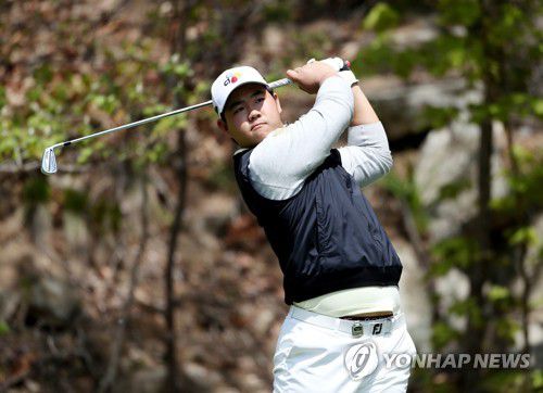 김주형, 아이언 티샷(서울=연합뉴스) 김주형이 18일 강원도 오크벨리CC에서 열린 제16회 DB손해보험 프로미오픈 FR 7번 홀에서 아이언 티샷하고 있다. 2021.4.18
    [KPGA 제공. 재판매 및 DB 금지] photo@yna.co.kr