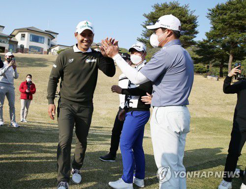 하이파이브 하며 입장하는 문도엽(서울=연합뉴스) 문도엽이 18일 강원도 오크벨리CC에서 열린 제16회 DB손해보험 프로미오픈에서 우승 후 하이파이브 하며 시상식장에 입장하고 있다. 2021.4.18
    [KPGA 제공. 재판매 및 DB 금지] photo@yna.co.kr