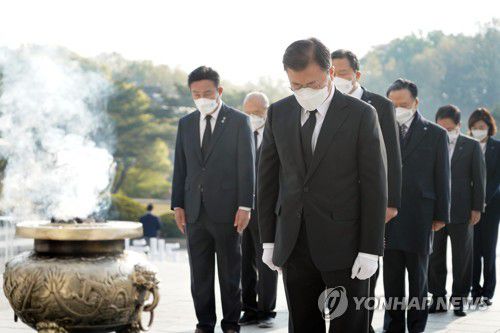 묵념하는 문 대통령(서울=연합뉴스) 이진욱 기자 = 문재인 대통령이 19일 오전 서울 강북구 국립 4.19 민주묘지 기념탑에서 묵념하고 있다. cityboy@yna.co.kr