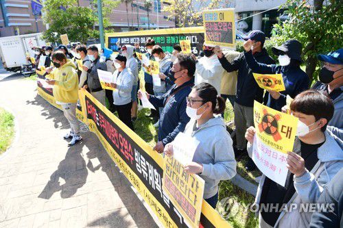 제주 수중레저업계 '오염수 방류 결사반대'(제주=연합뉴스) 박지호 기자 = 제주도수중레저협회 등 수중레저업계 관계자 40여 명이 19일 오전 제주시 노형동 주 제주일본국총영사관 후쿠시마 원전 오염수 해양 방류 결정 철회 촉구 기자회견을 하고 있다. 2021.4.19 jihopark@yna.co.kr