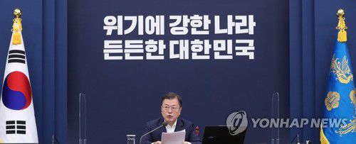 발언하는 문 대통령(서울=연합뉴스) 이진욱 기자 = 문재인 대통령이 19일 오후 청와대에서 열린 수석·보좌관회의에서 발언하고 있다. cityboy@yna.co.kr