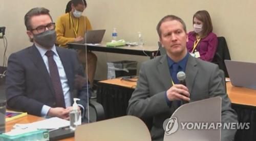 흑인 조지 플로이드를 살해한 혐의로 재판을 받고 있는 전 경찰관 데릭 쇼빈(오른쪽). 미 헤너핀카운티 지방법원 TV 동영상에서 캡처한 사진. [AFP=연합뉴스]