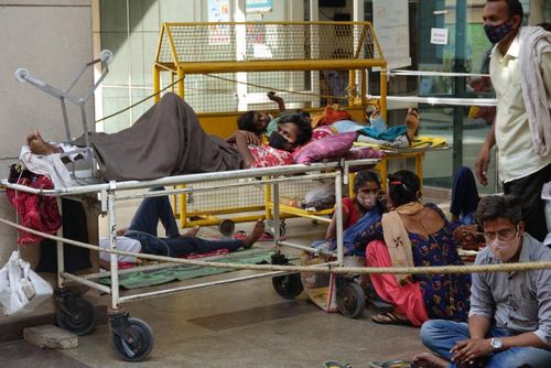 병원 건물 밖에 누워 대기 중인 코로나19 환자 (뉴델리=연합뉴스) 김영현 특파원 = 병상을 구하지 못해 19일 인도 뉴델리 사프다르정 병원 밖에서 대기 중인 코로나19 환자와 가족. 2021.4.20. cool@yna.co.kr