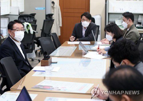 강원 공직자 부동산 투기 의혹 조사 결과 발표(춘천=연합뉴스) 양지웅 기자 = 19일 강원 춘천시 강원도청에서 어승담 감사위원장이 공직자 부동산 투기 의혹 관련 1차 조사 결과를 발표하고 있다. 2021.4.19 yangdoo@yna.co.kr