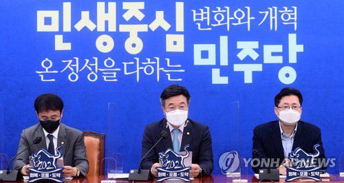 원내대책회의 주재하는 민주당 윤호중 비대위원장(서울=연합뉴스) 안정원 기자 = 더불어민주당 윤호중 원내대표 겸 비상대책위원장이 20일 서울 여의도 국회에서 열린 원내대책회의에 참석, 발언하고 있다. 2021.4.20 jeong@yna.co.kr