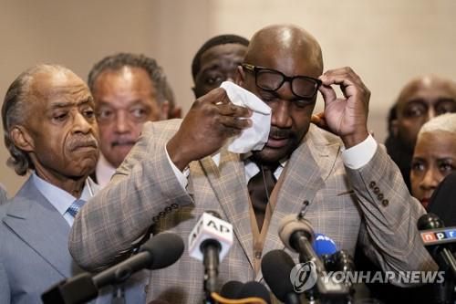 쇼빈 유죄 소식 듣고 눈물 흘리는 플로이드 동생[AP=연합뉴스 자료사진]