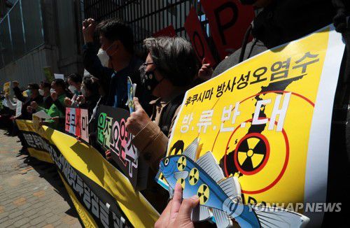 원전 오염수 해양방류 일본 정부 규탄(부산=연합뉴스) 손형주 기자 = 부산환경회의, 부산소비자단체협의회 등 부산지역 시민단체가 14일 오후 부산 동구 초량동 일본영사관 앞에서 후쿠시마 원전 오염수 해양방류 결정 일본정부 규탄 기자회견을 열고 있다. 2021.4.14 handbrother@yna.co.kr