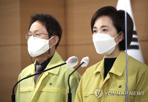 유은혜 부총리, 학교·학원 방역대응 강화조치 발표(서울=연합뉴스) 김승두 기자 = 유은혜 부총리 겸 교육부 장관이 21일 오전 정부서울청사 브리핑실에서 전국 학교·학원 코로나19 방역대응 강화조치를 발표하고 있다. 왼쪽은 조희연 서울시 교육감. 2021.4.21 kimsdoo@yna.co.kr