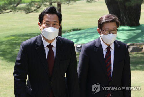 청와대 상춘재로 들어서는 서울·부산시장(서울=연합뉴스) 이진욱 기자 = 오세훈 서울시장(왼쪽)과  박형준 부산시장(오른쪽)이 21일 문재인 대통령과 오찬 간담회를 하기 위해 청와대 상춘재로 들어서고 있다. 2021.4.21 cityboy@yna.co.kr