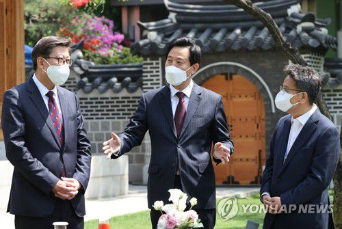 이철희 정무수석과 대화하는 서울, 부산시장(서울=연합뉴스) 이진욱 기자 = 오세훈 서울시장(가운데)과  박형준 부산시장(왼쪽)이 21일 청와대 상춘재에서 문재인 대통령과 오찬 간담회를 하기에 앞서 이철희 정무수석과 대화하고 있다. 2021.4.21 cityboy@yna.co.kr