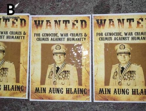 카친주 한 도로 위에 붙은 '민 아훙 흘라잉 반인륜 범죄 수배 전단'[SNS 캡처. 재판매 및 DB 금지]