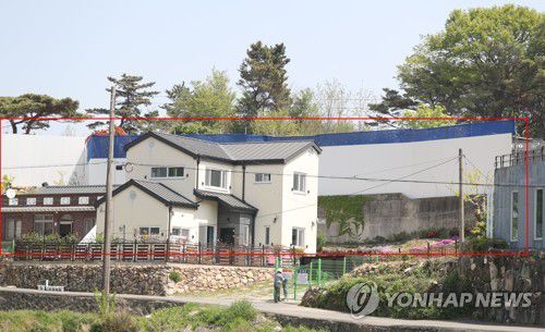 문재인 대통령 양산 사저·경호 시설 공사 중(양산=연합뉴스) 김동민 기자 = 22일 경남 양산시 하북면 평산마을 문재인 대통령 사저·경호 시설 건립지에 흰 담장(붉은 선)과 중장비가 보인다. 2021.4.22 image@yna.co.kr