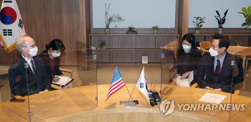 주한 미대사 대리 만난 오세훈 시장(서울=연합뉴스) 한상균 기자 = 오세훈 서울시장이 23일 청사에서 로버트 랩슨 주한 미국대사 대리를 만나고 있다. xyz@yna.co.kr