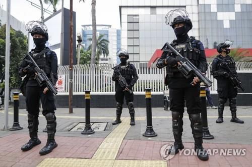자카르타 아세안 청사 주변에 배치된 무장 경찰[EPA=연합뉴스]