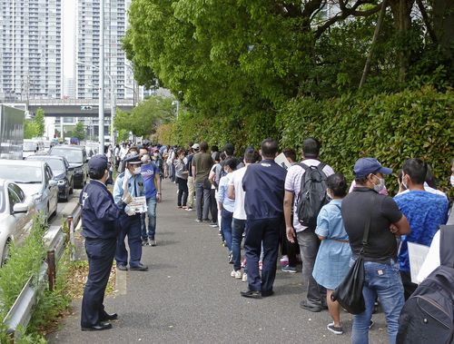 (도쿄 교도=연합뉴스) 2020년 5월 12일 일본 도쿄도(東京都) 미나토(港)구 소재 도쿄출입국재류관리국 앞에 외국인들이 줄을 서서 차례를 기다리고 있다.