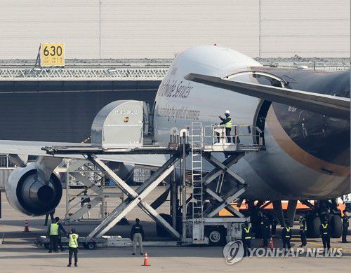 화이자 백신 추가물량 인천공항 도착지난 4월 21일 오전 인천국제공항 화물터미널에서 관계자들이 정부가 화이자와 직접 계약한 백신 25만 회분(12만5천 명분)을 UPS 화물 항공기에서 옮기고 있다. [연합뉴스 자료사진]