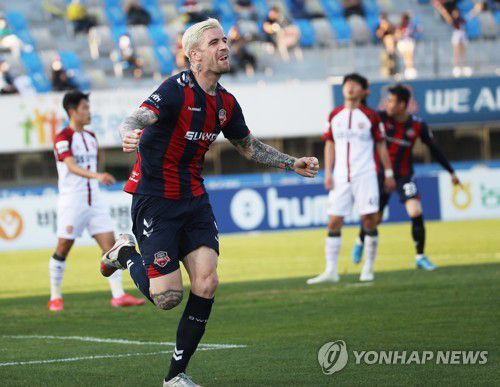 앞서가는 수원FC(수원=연합뉴스) 홍기원 기자 = 25일 경기도 수원종합운동장에서 열린 '하나원큐 K리그 1' 수원FC와 FC서울의 경기. 골을 넣은 수원FC 라스가 기뻐하고 있다. 2021.4.25 xanadu@yna.co.kr