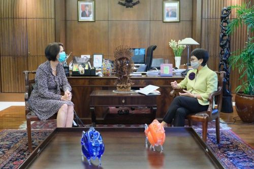 레트노 마르수디 인니 외교장관(오른쪽)과 환담하는 크리스티나 슈래너 버기너 특사[레느로 마르수디 외교장관 트위터 캡처. 재판매 및 DB 금지]