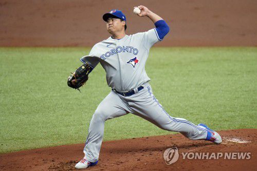 역투하는 류현진(세인트피터즈버그 AP=연합뉴스) 토론토 블루제이스 에이스 류현진이 26일(한국시간) 미국 플로리다주 세인트피터즈버그의 트로피카나필드에서 열린 2021 미국프로야구 메이저리그 탬파베이 레이스와의 방문 경기에 선발 등판해 역투하고 있다.