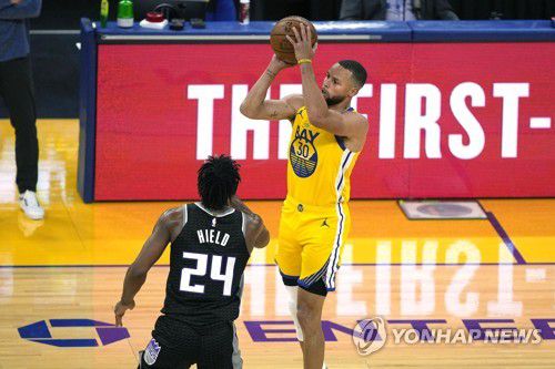 3점 슛 시도하는 스테픈 커리[AP=연합뉴스]