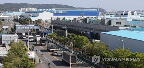 반도체 수급난…현대차 생산 차질지난 14일 오후 현대자동차 울산공장 명촌정문에서 납품 차량과 근로자들이 오가고 있다. 현대차는 차량용 반도체 수급 차질로 7일부터 이날까지 일주일째 울산1공장의 가동을 중단하고 있다. [연합뉴스 자료사진]