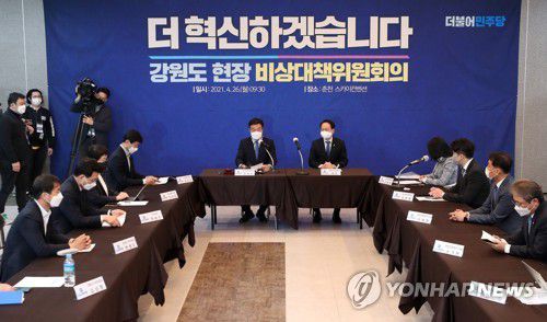 민주당 강원도 현장 비대위 회의 열어(춘천=연합뉴스) 양지웅 기자 = 26일 오전 강원 춘천시 스카이컨벤션에서 열린 더불어민주당 강원도 현장 비상대책위원 회의에서 윤호중 비상대책위원장이 발언하고 있다. yangdoo@yna.co.kr