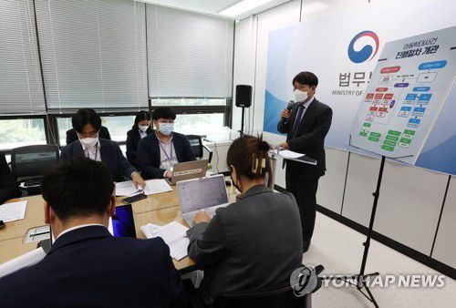 아동학대사건 제도 개선 관련 브리핑(서울=연합뉴스) 윤동진 기자 = 이상갑 법무부 인권국장이 26일 오후 서울고검 내 법무부 의정관에서 아동학대사건 제도 개선 관련 브리핑을 하고 있다. 2021.4.26 mon@yna.co.kr