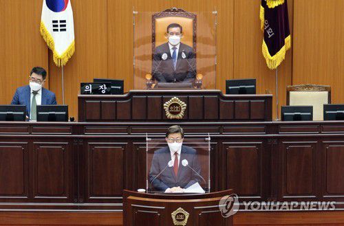 부산시의회 임시회서 인사말 하는 박형준 시장(부산=연합뉴스) 박형준 부산시장이 26일 부산시의회 본회의장에서 개회한 제296회 임시회에서 인사말을 하고 있다. 296회 임시회는 4·7 부산시장 보궐선거 이후 부산시의회 첫 회기다. 2021.4.26 [부산시의회 제공·재판매 및 DB 금지] pitbull@yna.co.kr