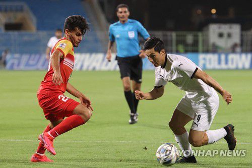 풀라드전에서 돌파를 시도하는 알 사드의 남태희(오른쪽).[AFP=연합뉴스]