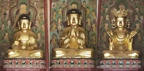 구례 화엄사 목조비로자나삼신불좌상. 왼쪽부터 석가불, 비로자나불, 노사나불.[문화재청 제공. 재판매 및 DB 금지]