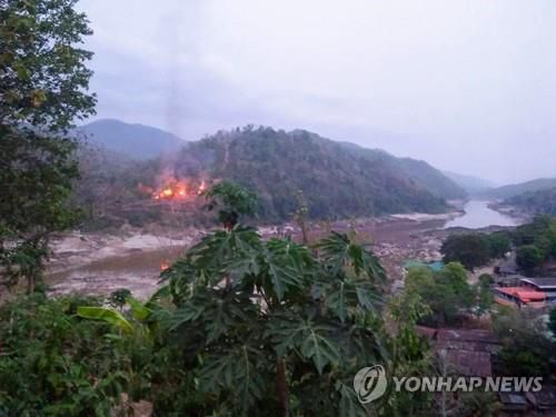 카렌반군 공격에 불탄 미얀마군 전초 기지[KAWTHOOLEI TODAY/AFP=연합뉴스. 재판매 및 DB 금지]