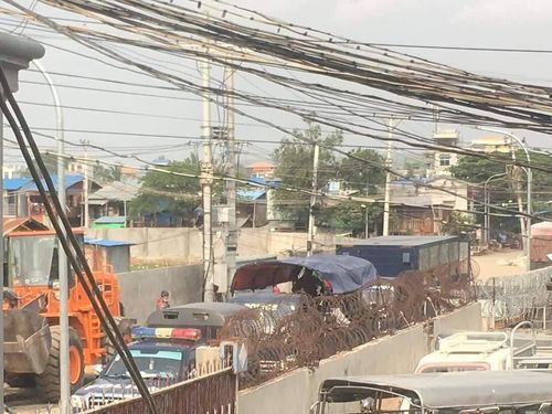 만달레이 주택가에 불도저와 트럭을 동원한 미얀마 군경. [SNS 캡처. 재판매 및 DB 금지]