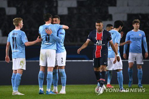 기뻐하는 맨시티 선수들과 고개숙인 킬리안 음바페(오른쪽)[AFP=연합뉴스]
