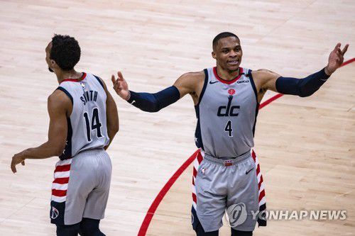 러셀 웨스트브룩(오른쪽)[EPA=연합뉴스]