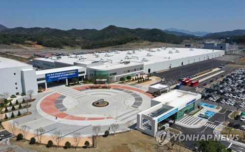 광주글로벌모터스 시험생산 시작전국 최초의 지역 상생형 일자리 기업인 광주글로벌모터스(GGM)가 공장건설과 설비설치, 시 운전을 마치고 4월 5일부터 시험생산에 들어갔다. 시험생산은 본격적인 양산체제에 돌입하기 전 마지막 단계로 실제 판매할 차와 똑같은 과정을 거쳐 차를 생산하고 모든 부분에 대한 성능과 품질을 점검하는 과정이다. GGM은 오는 9월까지 시험생산을 이어간 뒤 9월 중 양산체제에 돌입한다는 계획이다. 사진은 4월 5일 오후 광주 광산구 빛그린산단 광주글로벌모터스 공장 모습. [연합뉴스 자료사진]