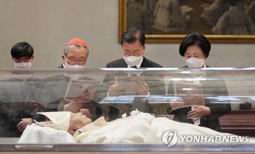 정진석 추기경 빈소 조문하는 문 대통령 내외(서울=연합뉴스) 이진욱 기자 = 문재인 대통령과 김정숙 여사가 29일 서울 중구 명동성당에 마련된 고 정진석 추기경의 빈소를 찾아 천주교 서울대교구장인 염수정 추기경의 안내를 받으며 조문하고 있다. cityboy@yna.co.kr