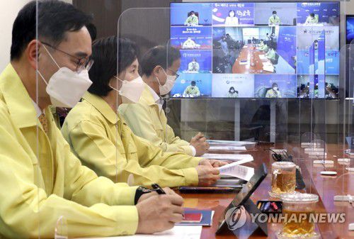 학교 일상 회복 지원단 회의 주재하는 유은혜 사회부총리(서울=연합뉴스) 백승렬 기자 = 유은혜 사회부총리 겸 교육부 장관이 29일 정부서울청사와 전국 시도교육청 간 영상회의로 열린 코로나 학교 일상 회복 지원단 회의에서 발언하고 있다. srbaek@yna.co.kr