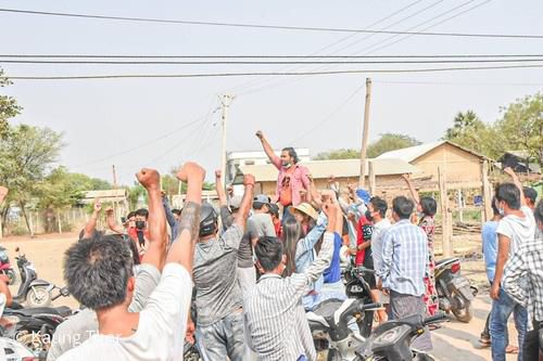 몽유와 지역에서 반 쿠데타 거리 시위를 이끈 웨이 모 나잉[트위터 @WaiMoeNaing7·재판매 및 DB 금지]