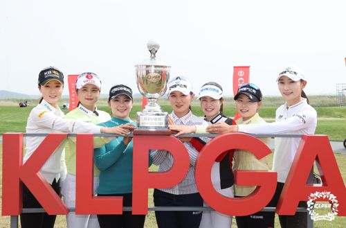 '크리스 F&C KLPGA 챔피언십' 기대해주세요(서울=연합뉴스) 오지현(왼쪽부터), 최혜진, 이다연, 박현경, 박민지, 임희정, 김민선5가 28일 전남 영암 사우스링스영암에서 열린 '크리스 F&C 제43회 한국여자프로골프(KLPGA) 챔피언십' 공식 포토콜에서 기념 촬영을 하고 있다. 2021.4.28 
    [KLPGA 제공. 재판매 및 DB 금지] photo@yna.co.kr