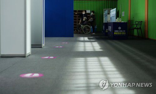 경남 일부 지역 화이자 1차 접종 중단(김해=연합뉴스) 김동민 기자 = 30일 오후 경남 김해시 문화체육관에 마련된 백신접종센터에서 한 시민이 화이자 백신 접종을 위해 순서를 기다리고 있다.
    한편 경남은 함안·창녕·고성·남해·하동·산청·함양·거창·합천 등 군 단위 9개 지역에서 1차 접종분이 빠르게 소진돼 화이자 1차 접종을 중단했다. 2021.4.30 image@yna.co.kr