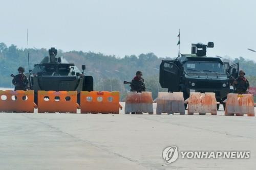 군부 쿠데타 선언 속 의사당 봉쇄한 미얀마군. 2021.2.1
(네피도 AFP=연합뉴스) 미얀마 군부가 쿠데타를 선언한 1일(현지시간) 군이 수도 네피도의 국회 의사당으로 가는 길목에 바리케이드를 쌓고 장갑차와 트럭 앞에서 경계를 서고 있다. 미얀마 실권자인 아웅산 수치 국가고문 등 정부 고위 인사들을 구금한 군부는 이날 새벽 TV를 통해 비상사태를 선포했다.